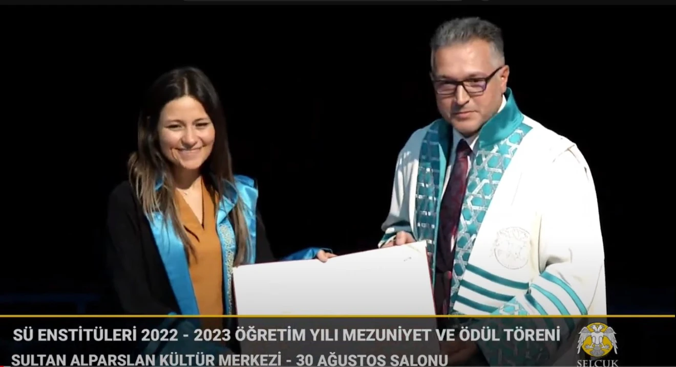 Selçuk Üniversitesi 2022 – 2023 öğretim yılı doktora ve yüksek lisans mezunları, 12.07.2023 tarihinde, 7 enstitünün birlikte düzenlediği “Mezuniyet ve Ödül Töreni”nde cübbelerini giydi.